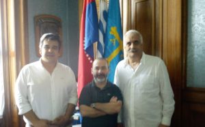 Carlos Camy, Cristian Velasco y Raúl Vallarino, en el despacho del senador en el que ya luce la bandera asturiana